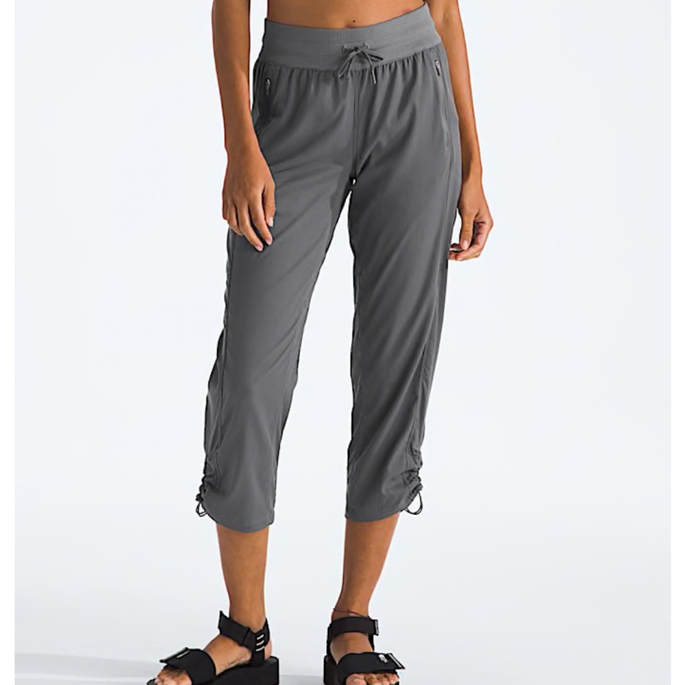 The North Face Motion capris women’s size S,‎ gunmetal grey